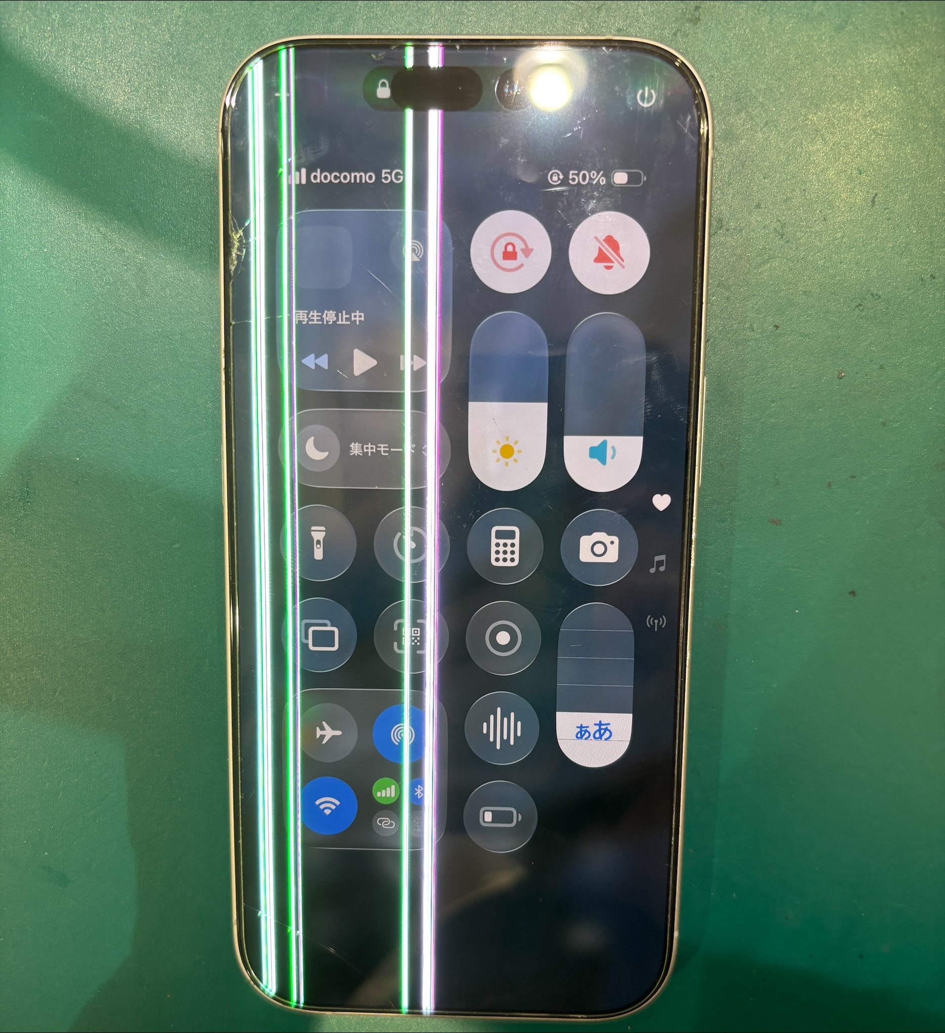 iPhone 17の有機EL画面が割れてしまった！画面交換でどこまで直る？修理時間やデータへの影響も解説